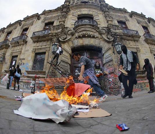 Marchas en Jalisco: ocho a&ntilde;os de da&ntilde;os, incendios y detenciones