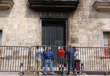 El fuego dañó la puerta principal del Congreso; quedó inhabilitado ese ingreso