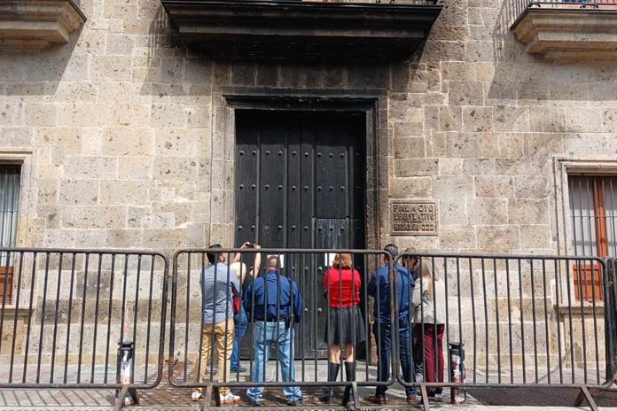 El fuego dañó la puerta principal del Congreso; quedó inhabilitado ese ingreso El fuego dañó la puerta principal del Congreso; quedó inhabilitado ese ingreso
