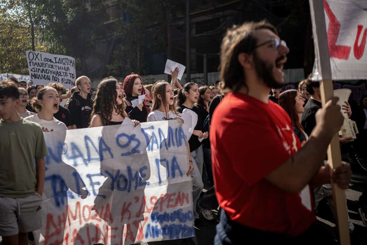 Estudiantes, profesores y funcionarios protestan en Grecia, como en Francia Estudiantes, profesores y funcionarios protestan en Grecia, como en Francia