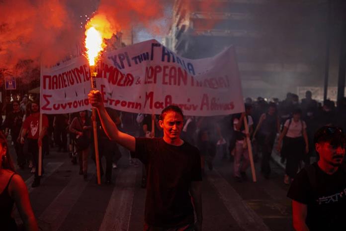 Estudiantes, profesores y funcionarios protestan en Grecia, como en Francia Estudiantes, profesores y funcionarios protestan en Grecia, como en Francia