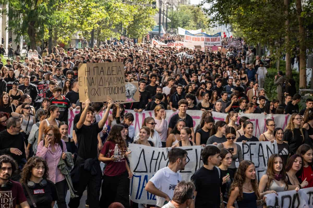 Estudiantes, profesores y funcionarios protestan en Grecia, como en Francia Estudiantes, profesores y funcionarios protestan en Grecia, como en Francia