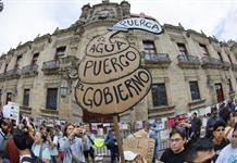 Sheinbaum anuncia hasta 13 mil millones de pesos para resolver crisis de agua en Guadalajara sin endeudar a Jalisco Sheinbaum anuncia hasta 13 mil millones de pesos para resolver crisis de agua en Guadalajara sin endeudar a Jalisco