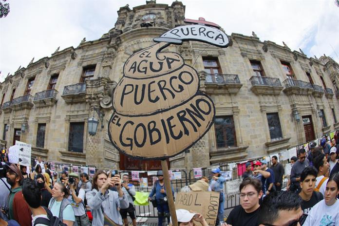 Sheinbaum anuncia hasta 13 mil millones de pesos para resolver crisis de agua en Guadalajara sin endeudar a Jalisco Sheinbaum anuncia hasta 13 mil millones de pesos para resolver crisis de agua en Guadalajara sin endeudar a Jalisco