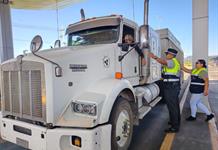 Buscan reducir accidentes con revisiones a transportistas en la carretera a Colima