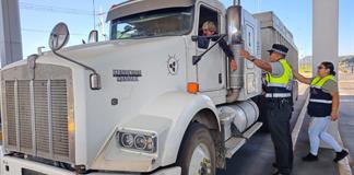 Buscan reducir accidentes con revisiones a transportistas en la carretera a Colima