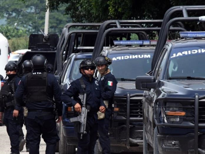 Atacan a balazos un autobús con estudiantes en Sinaloa Atacan a balazos un autobús con estudiantes en Sinaloa