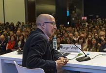 Se ve a la IA como si fuera Dios, advierte el escritor mexicano Jorge Volpi