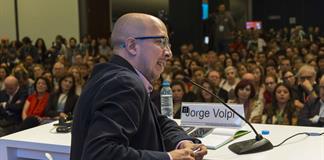 Se ve a la IA como si fuera Dios, advierte el escritor mexicano Jorge Volpi Se ve a la IA como si fuera Dios, advierte el escritor mexicano Jorge Volpi