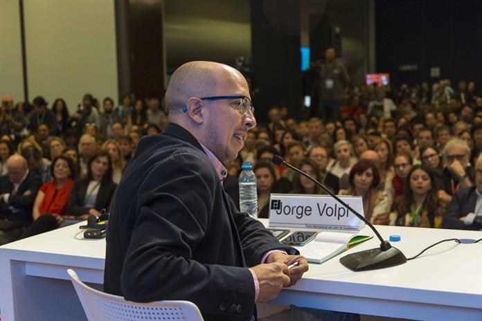 Se ve a la IA como si fuera Dios, advierte el escritor mexicano Jorge Volpi Se ve a la IA como si fuera Dios, advierte el escritor mexicano Jorge Volpi