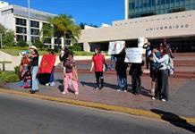 Jóvenes se manifiestan a las afueras del CGU