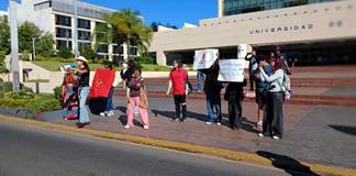Jóvenes se manifiestan a las afueras del CGU Jóvenes se manifiestan a las afueras del CGU