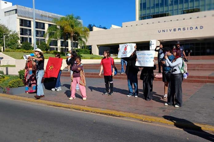 Jóvenes se manifiestan a las afueras del CGU Jóvenes se manifiestan a las afueras del CGU