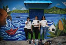 Salvadoreñas borran con arte las marcas del terror de las pandillas Salvadoreñas borran con arte las marcas del terror de las pandillas