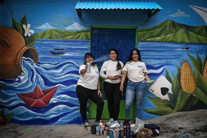Salvadoreñas borran con arte las marcas del terror de las pandillas Salvadoreñas borran con arte las marcas del terror de las pandillas
