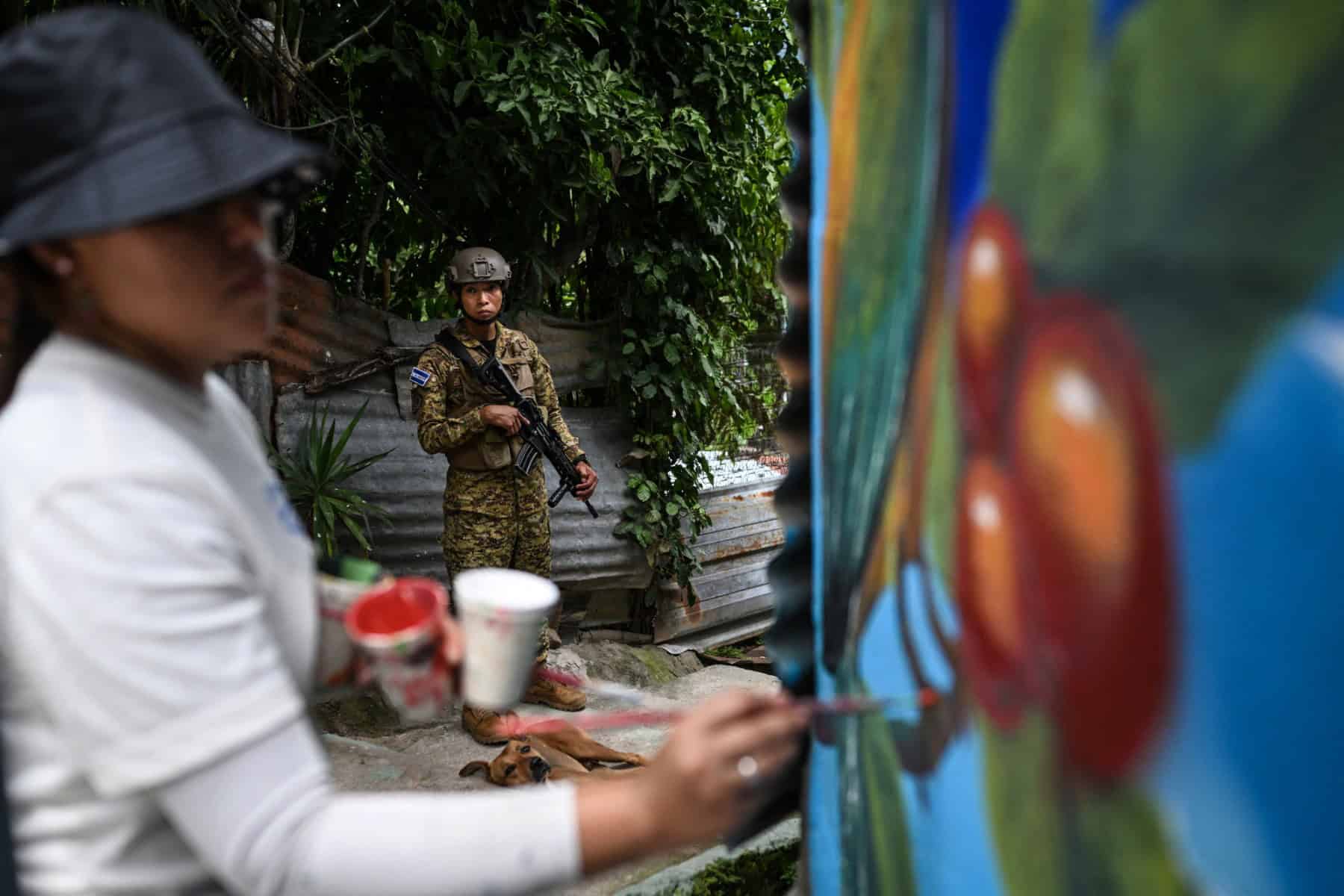 Salvadoreñas borran con arte las marcas del terror de las pandillas Salvadoreñas borran con arte las marcas del terror de las pandillas