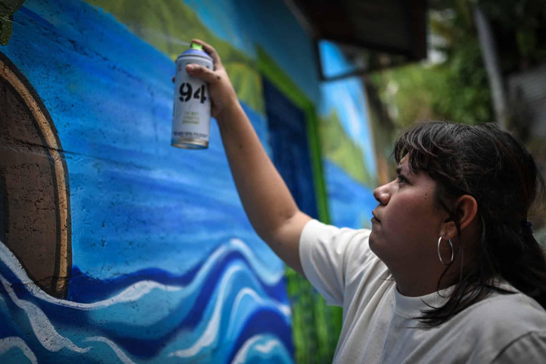 Salvadoreñas borran con arte las marcas del terror de las pandillas Salvadoreñas borran con arte las marcas del terror de las pandillas