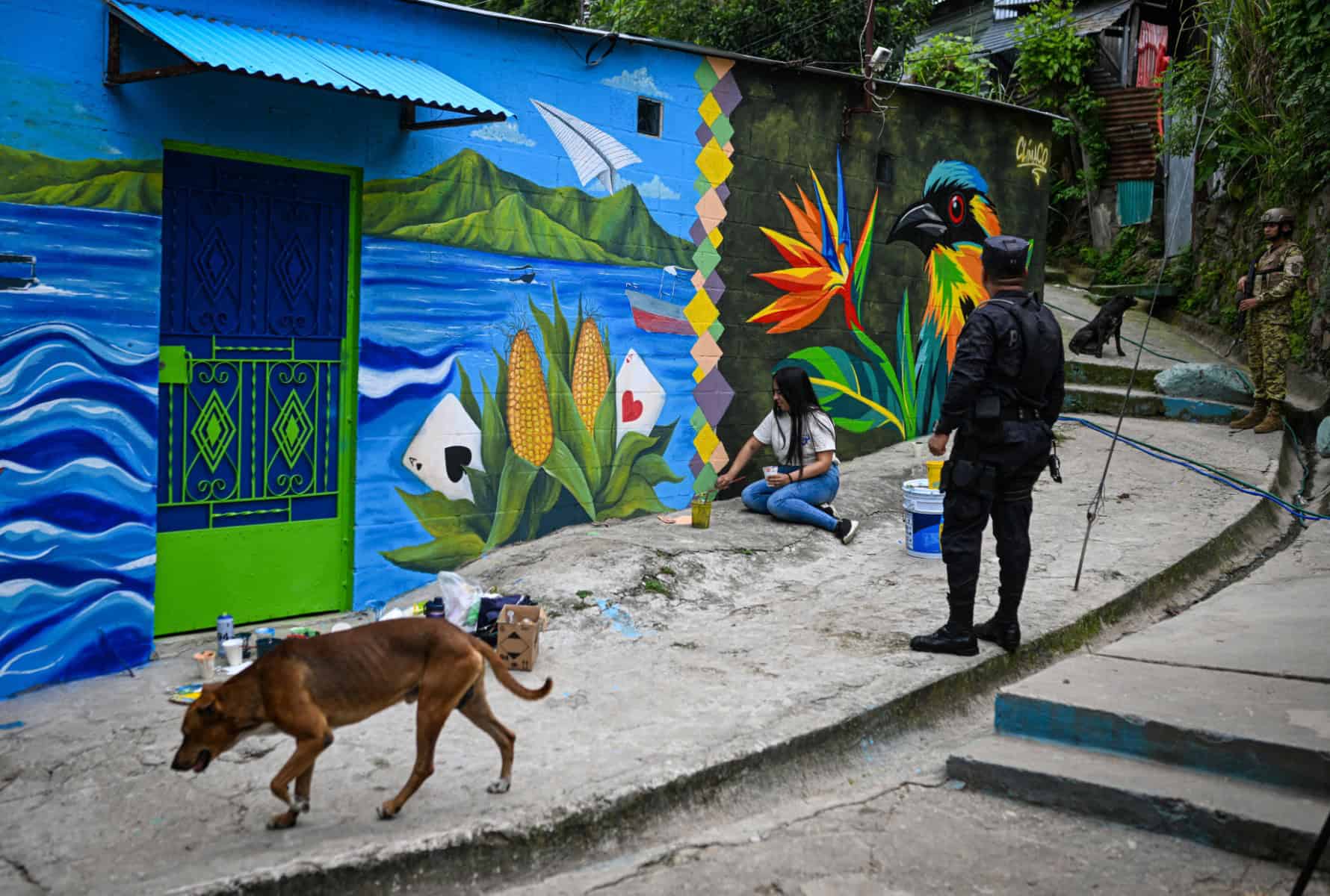 Salvadoreñas borran con arte las marcas del terror de las pandillas Salvadoreñas borran con arte las marcas del terror de las pandillas
