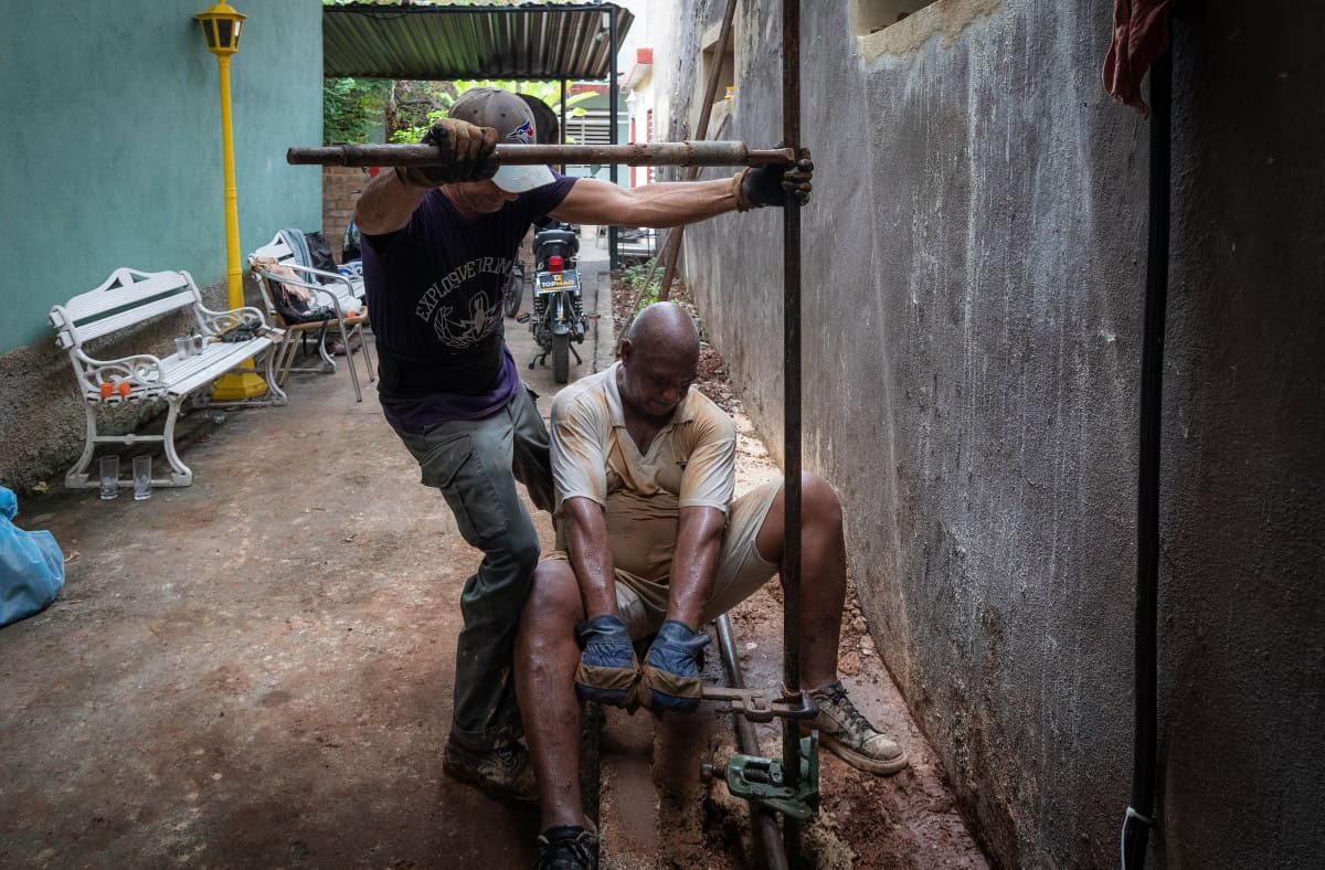 La escasez de agua fuerza a cubanos a cavar pozos para abastecerse La escasez de agua fuerza a cubanos a cavar pozos para abastecerse
