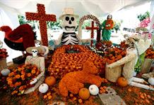 Flores, calaveras y símbolos del narco: homenaje al capo El Mencho antes del Día de Muertos en México Flores, calaveras y símbolos del narco: homenaje al capo El Mencho antes del Día de Muertos en México