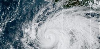 Vance sube a huracán de categoría 2 y provoca lluvias en Michoacán, Guerrero y Oaxaca Vance sube a huracán de categoría 2 y provoca lluvias en Michoacán, Guerrero y Oaxaca