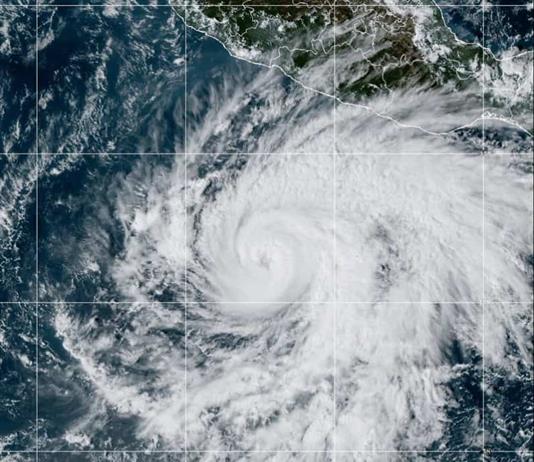Vance sube a huracán de categoría 2 y provoca lluvias en Michoacán, Guerrero y Oaxaca Vance sube a huracán de categoría 2 y provoca lluvias en Michoacán, Guerrero y Oaxaca