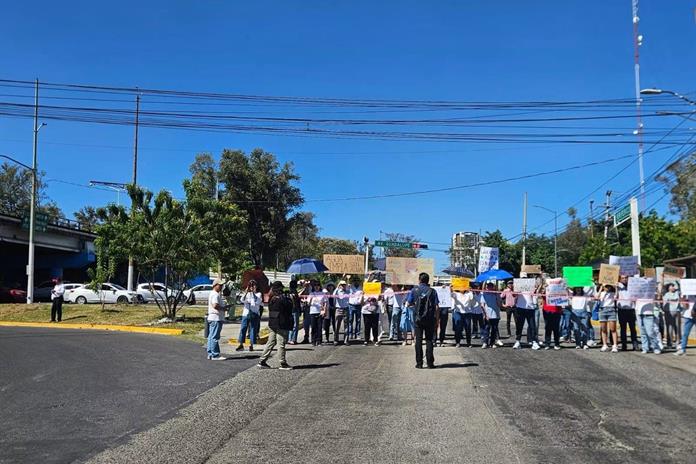 Denuncian fallas en los tandeos y falta de pipas gratuitas; bloquean periférico. Denuncian fallas en los tandeos y falta de pipas gratuitas; bloquean periférico.