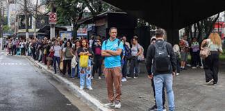 Confusión en las elecciones brasileñas: se prorroga la votación y se pausa el recuento Confusión en las elecciones brasileñas: se prorroga la votación y se pausa el recuento