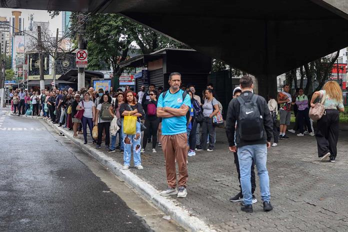 Confusión en las elecciones brasileñas: se prorroga la votación y se pausa el recuento Confusión en las elecciones brasileñas: se prorroga la votación y se pausa el recuento