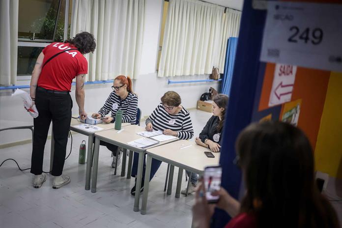 Un juez prorroga la votación pero empieza el recuento de las elecciones en Brasil Un juez prorroga la votación pero empieza el recuento de las elecciones en Brasil