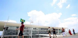 Los brasile&ntilde;os votan para decidir el re&ntilde;ido duelo entre Lula y Bolsonaro
