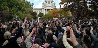 Movimiento estudiantil logra victoria electoral frente a la derecha gobernante de Serbia Movimiento estudiantil logra victoria electoral frente a la derecha gobernante de Serbia