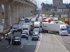 Transportistas acuerdan retirar bloqueos tras reunión con Segob Transportistas acuerdan retirar bloqueos tras reunión con Segob