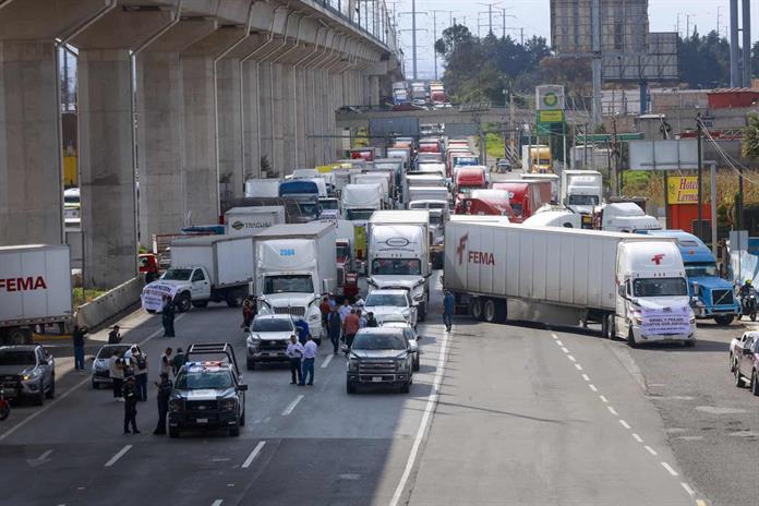 Transportistas acuerdan retirar bloqueos tras reunión con Segob Transportistas acuerdan retirar bloqueos tras reunión con Segob