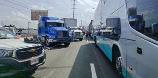 Transportistas mantienen plant&oacute;n por segundo d&iacute;a en tres accesos de la ZMG