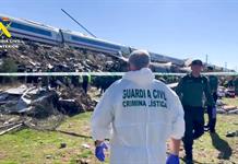 Al menos 64 muertos en un choque entre dos trenes de alta velocidad en España Al menos 64 muertos en un choque entre dos trenes de alta velocidad en España