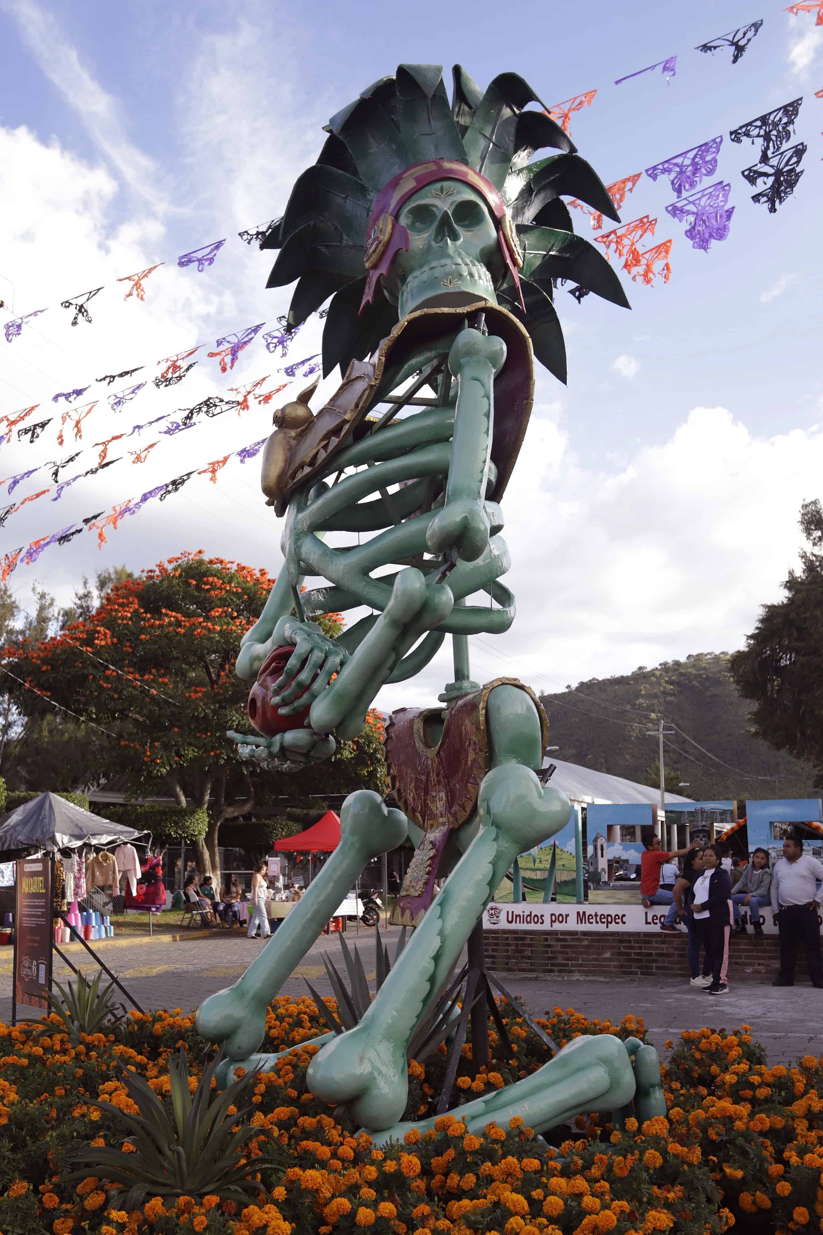 Dioses prehispánicos y catrinas gigantes toman las calles de Atlixco en México Dioses prehispánicos y catrinas gigantes toman las calles de Atlixco en México