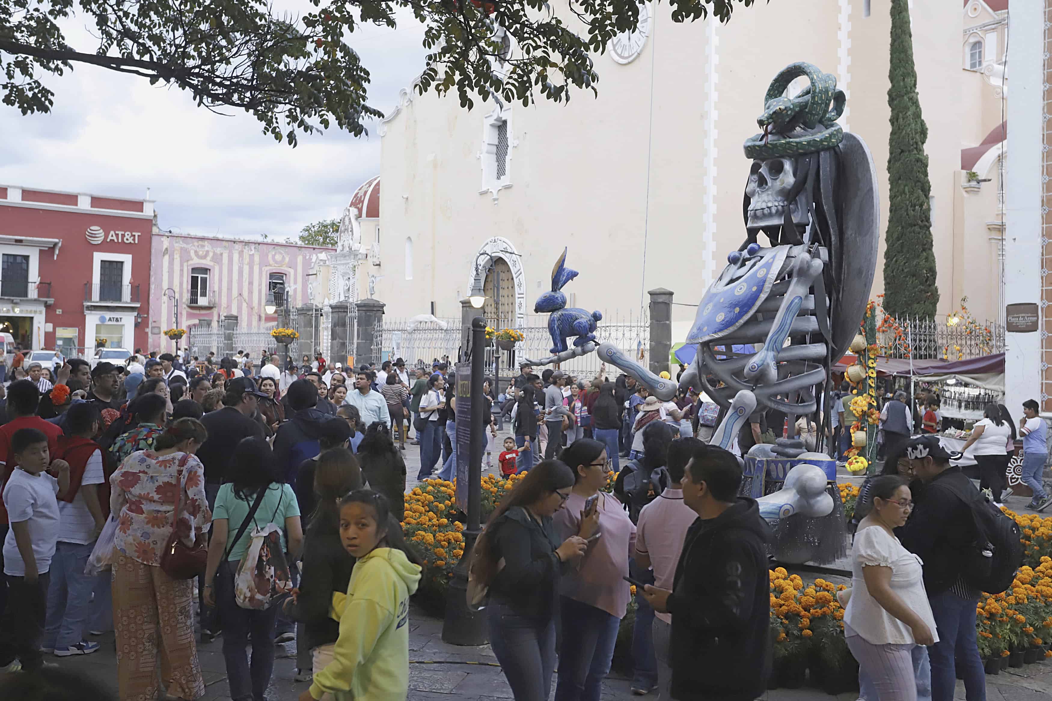 Dioses prehispánicos y catrinas gigantes toman las calles de Atlixco en México Dioses prehispánicos y catrinas gigantes toman las calles de Atlixco en México