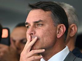 Fl&aacute;vio Bolsonaro llega a EEUU tras huir de Brasil