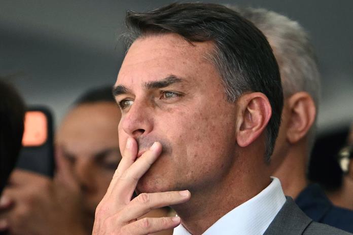 Flávio Bolsonaro llega a EEUU tras huir de Brasil Flávio Bolsonaro llega a EEUU tras huir de Brasil