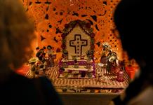 Madrid recuerda a los exiliados en México con un altar interactivo del Día de Muertos