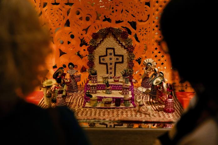 Madrid recuerda a los exiliados en México con un altar interactivo del Día de Muertos Madrid recuerda a los exiliados en México con un altar interactivo del Día de Muertos
