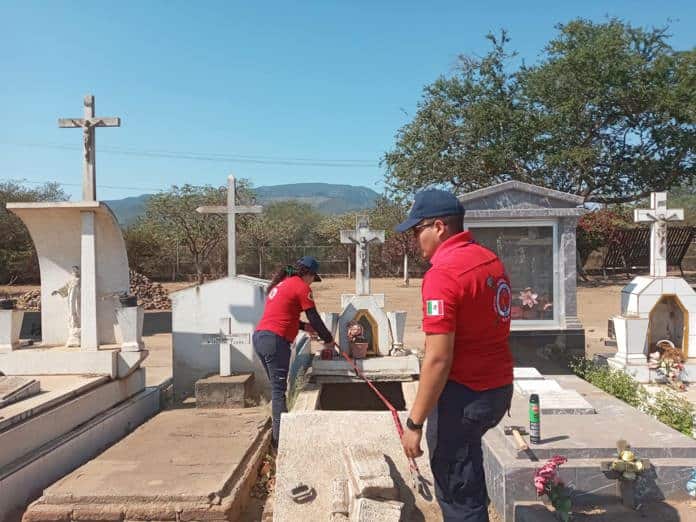 Implementan operativo de seguridad en panteones de Autlán por el Día de Muertos