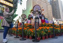 Catrinas y altar mexicano a los muertos en el popular Times Square en Nueva York Catrinas y altar mexicano a los muertos en el popular Times Square en Nueva York