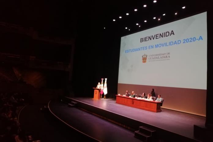 Rector general de la UdeG da bienvenida a 743 estudiantes de intercambio